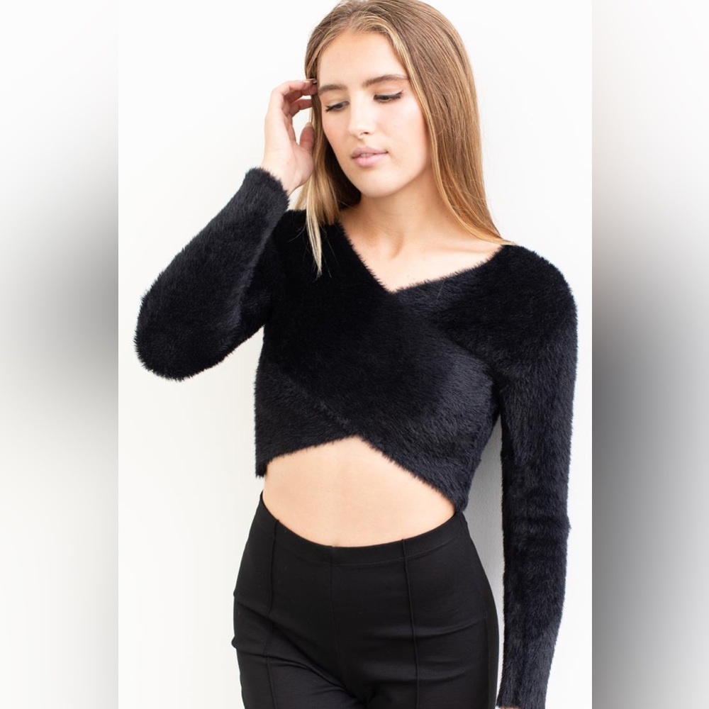Sadie & Sage Cropped Fuzzy Sweater in Black, Size Small